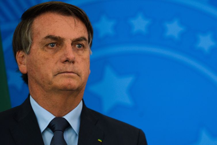 pais-precisa-ser-informado-sem-panico,-diz-bolsonaro