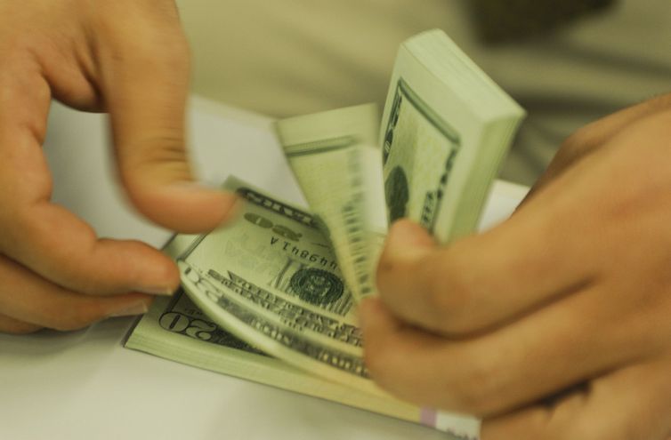 dolar-interrompe-sequencia-de-quedas-e-fecha-acima-de-r$-5,18