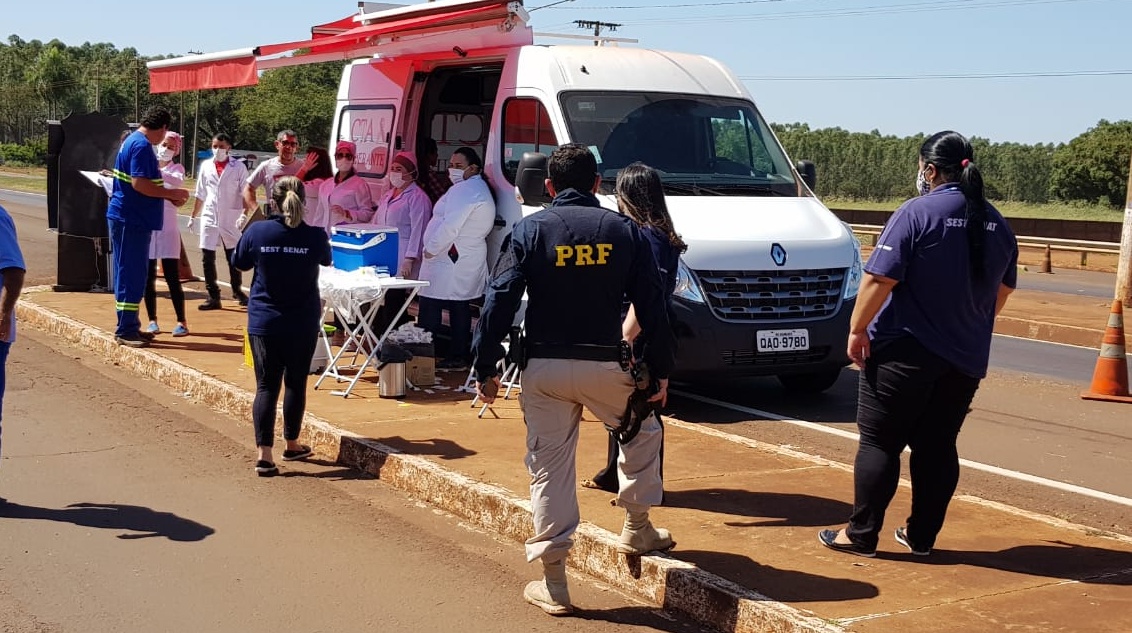 caminhoneiros-sao-imunizados-contra-gripe-em-postos-da-prf-no-mato-grosso-do-sul