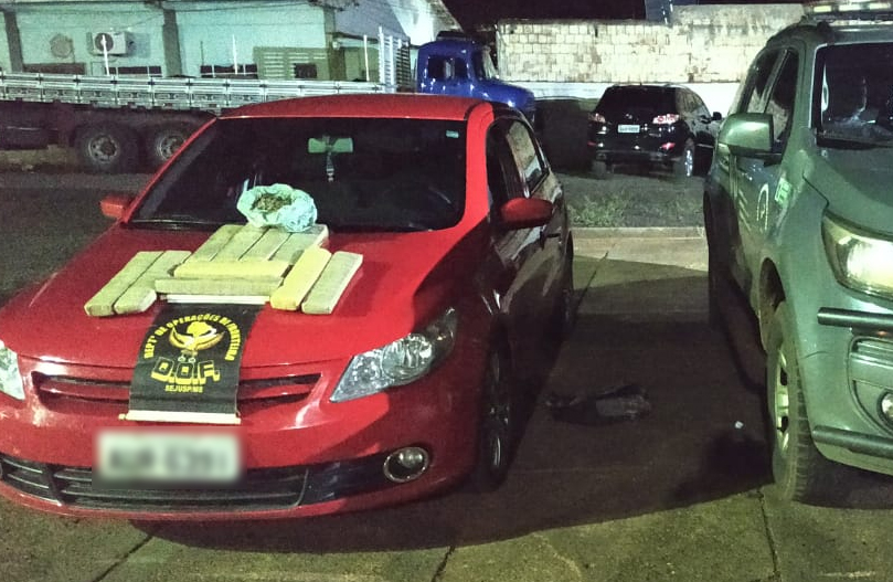 Traficantes são flagrados após jogar mochila com maconha em rodovia