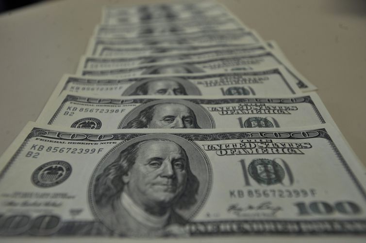 dolar-fecha-a-r$-5,26-e-volta-a-bater-recorde-nominal