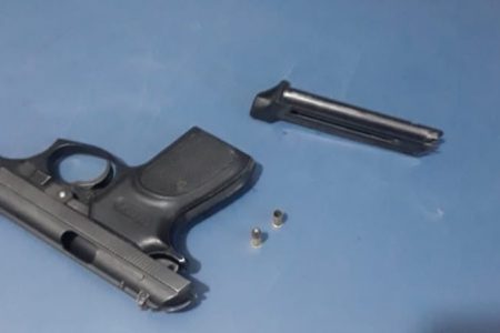 Após ser atropelado motociclista é preso com pistola na fronteira