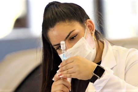 Vacinação de adolescentes com a 1ª dose já ultrapassou 90% do público estimado