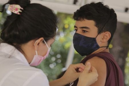 Vacinação de adolescentes chegou a 91% no Estado e a 3ª dose já está liberada