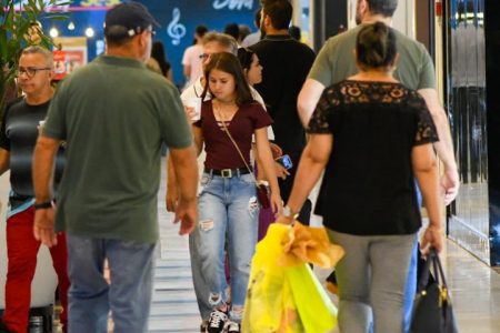 Salário antecipado dos servidores de MS e 13ª parcela do Mais Social animam setor do comércio