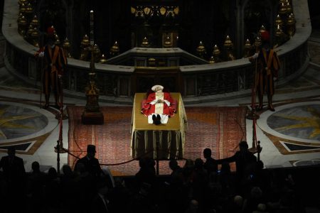 Fiéis prestam homenagem ao papa emérito Bento XVI em velório no Vaticano