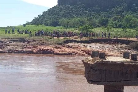 Enchente deixa indígenas desabrigados no Paraguai