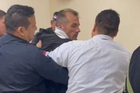 Ao ser condenado, brasileiro tenta agredir promotor no Paraguai