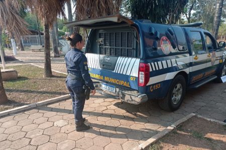 Jovens são flagrados consumindo drogas em praça; 1 foi presa