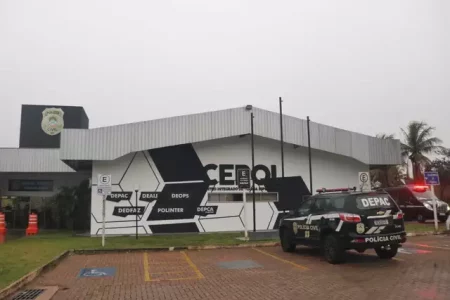 Jovem fica em estado grave após colidir motocicleta em traseira de caminhão na Capital