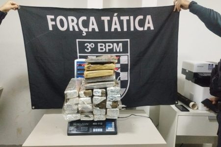 Força Tática encontra mais de 20 quilos de maconha em valeta