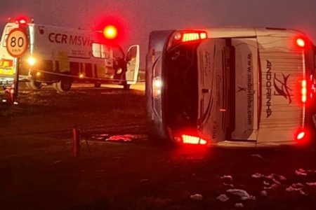 Ônibus tomba na BR-163 deixando 1 morto e 6 feridos