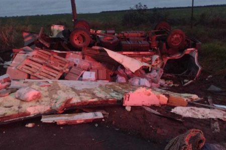 Caminhão de carne é destruído ao ser atingido por ônibus