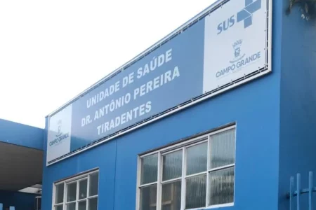 Mulher sonha com vizinho e marido bate barra de ferro na cabeça de jovem