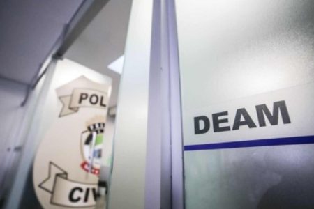 Mulher é estuprada dentro de banheiro durante festa em casa em MS