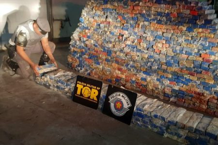 Carreta do Paraguai é apreendida com quase 2 toneladas de maconha