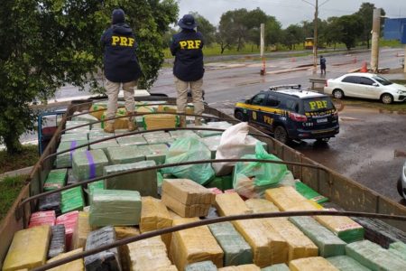 Caminhoneiro abandona 13,3 toneladas de maconha, tenta fugir, mas é preso na BR-267