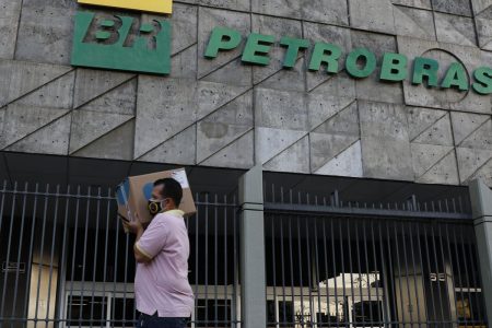 Petrobras reduz preço da gasolina em 4,66% para distribuidoras