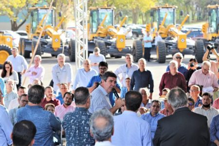 Governador entrega maquinários a 19 cidades para recuperar estradas