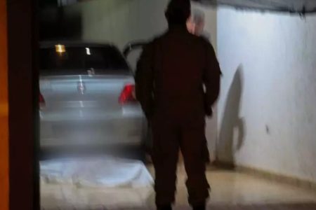 Mulher morre prensada pelo próprio veículo na garagem de casa