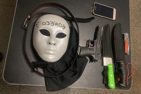 Homem é preso e adolescente apreendido com simulacro, canivete, faca e máscara em Ponta Porã