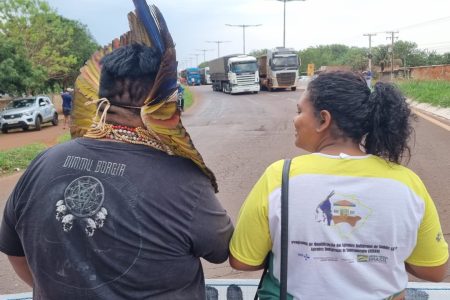 Pedindo segurança nas aldeias, índios fecham rodovia