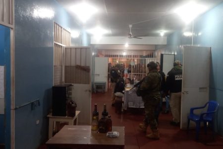 Policiais encontram armas, droga, celulares e documentos em celas de penitenciária