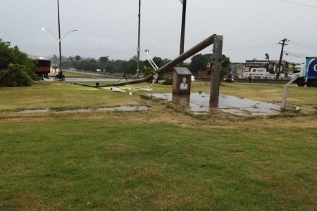 Chuva com ventos de quase 80km/h e até granizo deixa rastro de destruição na maior cidade do interior