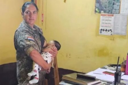 Família se envolve em acidente e policial paraguaia ‘viraliza’ ao amamentar bebê