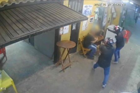 ASSISTA: Pai e filho são executados por dupla enquanto conversavam em bar