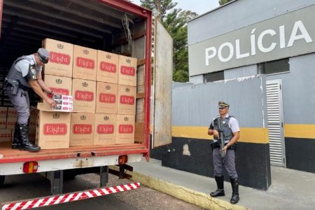 Polícia apreende em SP caminhão carregado com 75 mil maços de cigarros do Paraguai