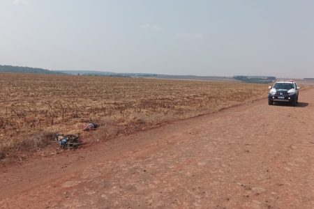 Acidente envolvendo caminhão e moto mata mulher em Laguna Carapã