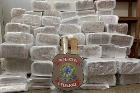 Dupla é presa pela PF com 1,6 tonelada de maconha em caminhão baú
