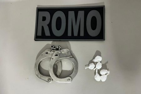Homem foragido da Justiça é preso com 6 papelotes de cocaína