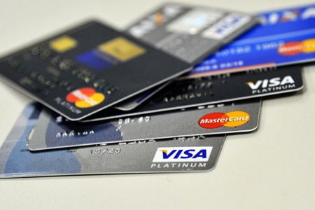Sancionada lei que limita juros do cartão de crédito e cria programa Desenrola