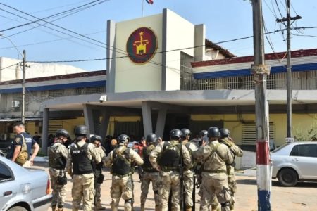Presos mantém mais de 50 reféns em presídio de Assunção