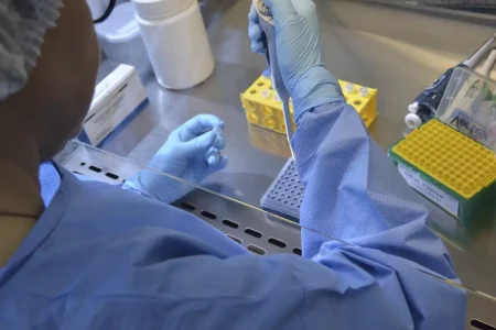 Vacina da chikungunya induz resposta imune em 98,8% dos vacinados