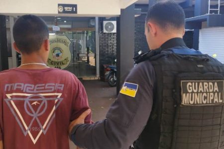 Jovem é preso após furtar bebidas de supermercado para revender e pagar dívida de R$ 7,5 mil
