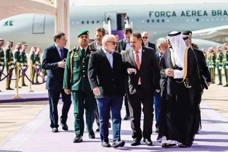 Lula desembarca na Arábia onde apresenta projetos de investimento