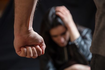 Jovem fica desacordada após ser agredida com socos pelo marido