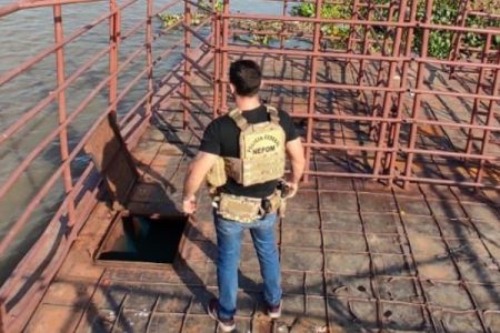 Polícia Federal apreende balsa abandonada com com 8 mil litros de diesel contrabandeado
