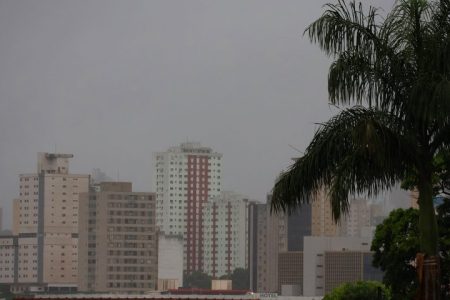 Previsão de tempo instável mantém temperaturas amenas neste domingo