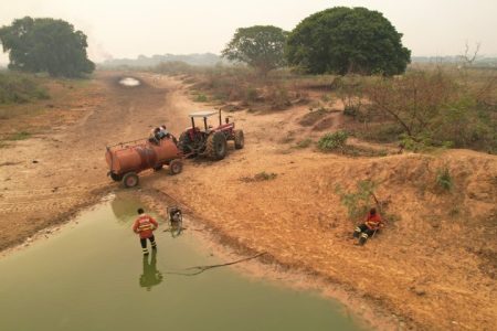 Com apoio aéreo e por terra, bombeiros atuam em 3 grandes incêndios no Pantanal