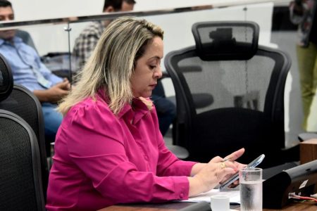 Distribuição de cestas básicas em Dourados é questionada por Lia Nogueira