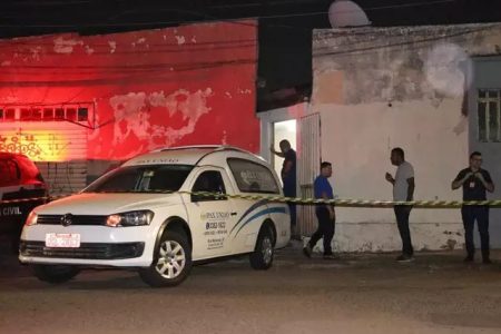 Corpo é encontrado enterrado em quintal de casa na Capital e suspeitos são presos