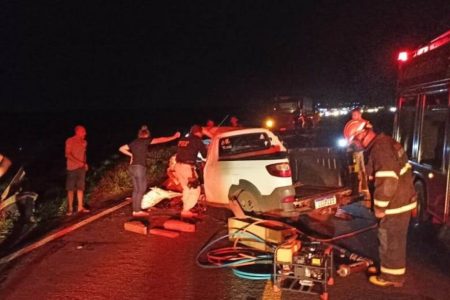 Colisão frontal entre pick-ups na BR-376 mata rapaz de 25 anos