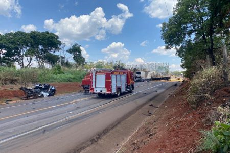 ASSISTA: Acidente entre carretas e carro de passeio mata 2 motoristas na BR-163