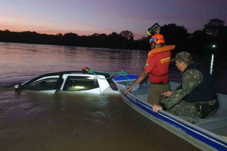 Homem desaparece após cair com o carro em rio de MS