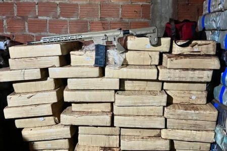 Polícia do Paraná e Federal apreendem mais de 7 toneladas de drogas, fuzis e munições