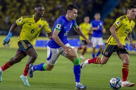 Brasil joga mal e perde para Colômbia em Barranquilla